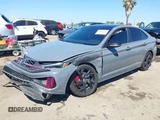 ✅ 2023 Volkswagen Jetta Autobahn • VIN: 3VW2T7BU2PM008470 • Lot: 43145452. Wystawiony na IAAI z przebiegiem 53 129 mil. Bezpłatny archiwum sprzedaży aukcyjnych z USA i szczegółowy raport historii pojazdu na DreamBid. Zdjęcie 2.