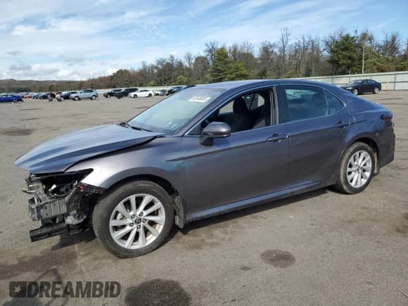 2023 Toyota Camry LE z VIN 4T1C11BK6PU073631, wystawiony jako Copart lot #85548065 z przebiegiem 15 060 mil mil oraz Szkoda całkowita • Salvage title. Historia ofert i sprzedaży dostępna na DreamBid. Obrazek 1.