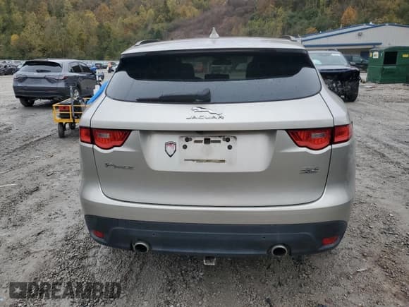 ✅ 2017 Jaguar F-Pace 35t Premium • VIN: SADCJ2BV6HA085855 • Lot: 90569765. Wystawiony na Copart z przebiegiem 99 304 mil. Bezpłatny archiwum sprzedaży aukcyjnych z USA i szczegółowy raport historii pojazdu na DreamBid. Zdjęcie 6.