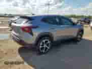 2024 Chevrolet Trax 1RS z VIN KL77LGE24RC089640, wystawiony jako Copart lot #81803735 z przebiegiem 100 344 mil mil oraz Szkoda całkowita • Salvage title. Historia ofert i sprzedaży dostępna na DreamBid. Obrazek 3.