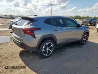 2024 Chevrolet Trax 1RS с VIN KL77LGE24RC089640, выставлен на аукционе Copart как лот 81803735 с пробегом 100 344 миль миль и Списание • Salvage title. История ставок и продаж доступна на DreamBid. Изображение 3.