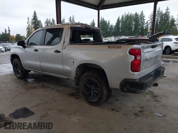 ✅ 2022 Chevrolet Silverado 1500 Custom Trail Boss • VIN: 3GCUDCET5NG550095 • Lot: 43692509. Wystawiony na IAAI z przebiegiem 100 145 mil. Bezpłatny archiwum sprzedaży aukcyjnych z USA i szczegółowy raport historii pojazdu na DreamBid. Zdjęcie 3.