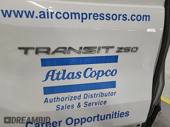 ✅ 2019 Ford Transit Cargo • VIN: 1FTYR2YM4KKA85623 • Lot: 43943597. Wystawiony na IAAI z przebiegiem 97 589 mil. Bezpłatny archiwum sprzedaży aukcyjnych z USA i szczegółowy raport historii pojazdu na DreamBid. Zdjęcie 24.