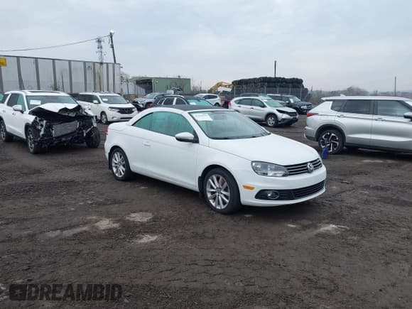 ✅ 2016 Volkswagen Eos Komfort • VIN: WVWBW8AH2GV001111 • Lot: 43756379. Wystawiony na IAAI z przebiegiem 68 172 mil. Bezpłatny archiwum sprzedaży aukcyjnych z USA i szczegółowy raport historii pojazdu na DreamBid. Zdjęcie 1.