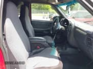 ✅ 2001 Chevrolet Blazer LS • VIN: 1GNCT18W71K113153 • Lot: 42297752. Wystawiony na IAAI z przebiegiem Nie podano. Bezpłatny archiwum sprzedaży aukcyjnych z USA i szczegółowy raport historii pojazdu na DreamBid. Zdjęcie 5.