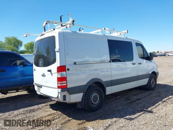 ✅ 2012 Mercedes-Benz Sprinter Cargo • VIN: WD3PE7CC6C5714120 • Lot: 43349478. Wystawiony na IAAI z przebiegiem 108 930 mil. Bezpłatny archiwum sprzedaży aukcyjnych z USA i szczegółowy raport historii pojazdu na DreamBid. Zdjęcie 4.