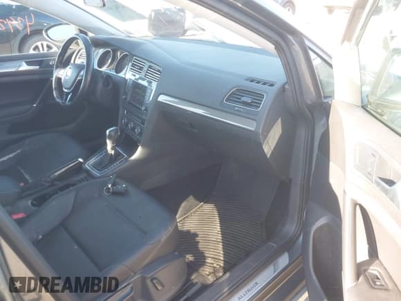 ✅ 2017 Volkswagen Golf S • VIN: 3VWH17AU7HM504898 • Lot: 43429630. Listed on IAAI with 170,438 mi. Free auction sales archive from the USA and detailed vehicle history report at DreamBid. Image 5.