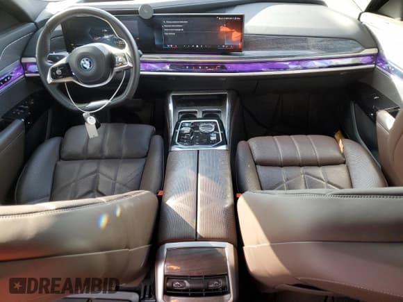 ✅ 2024 BMW i7 xDrive60 • VIN: WBY53EJ07RCP22309 • Lot: 86016404. Wystawiony na Copart z przebiegiem 15 021 mil. Bezpłatny archiwum sprzedaży aukcyjnych z USA i szczegółowy raport historii pojazdu na DreamBid. Zdjęcie 8.