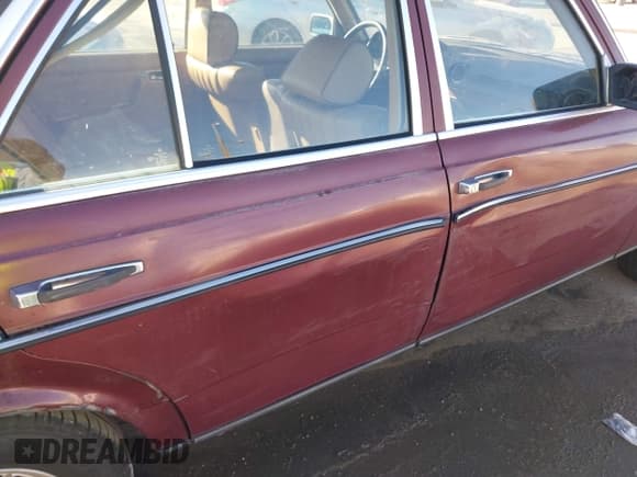 ✅ 1985 Mercedes-Benz 300 • VIN: WDBAB33CXFA213058 • Lot: 43833384. Listed on IAAI with 168,329 mi. Free auction sales archive from the USA and detailed vehicle history report at DreamBid. Image 6.