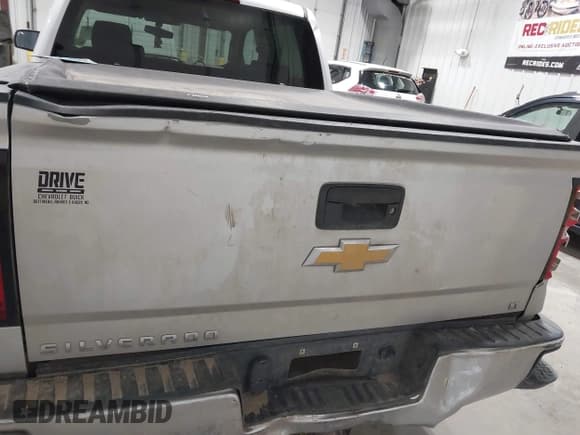 ✅ 2014 Chevrolet Silverado 1500 LT • VIN: 3GCUKREC0EG321901 • Lot: 42447811. Wystawiony na IAAI z przebiegiem Nie podano. Bezpłatny archiwum sprzedaży aukcyjnych z USA i szczegółowy raport historii pojazdu na DreamBid. Zdjęcie 17.