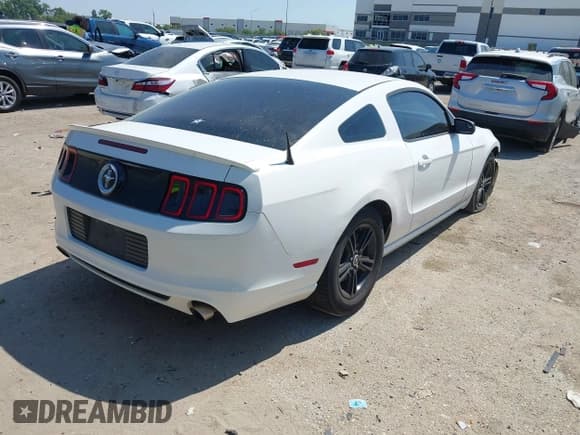 ✅ 2013 Ford Mustang V6 • VIN: 1ZVBP8AM4D5228853 • Lot: 43204505. Wystawiony na IAAI z przebiegiem 179 405 mil. Bezpłatny archiwum sprzedaży aukcyjnych z USA i szczegółowy raport historii pojazdu na DreamBid. Zdjęcie 4.