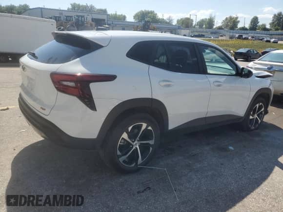 2025 Chevrolet Trax 1RS с VIN KL77LGEP9SC156914, выставлен на аукционе Copart как лот 84253015 с пробегом 6 925 миль миль и Списание • Salvage title. История ставок и продаж доступна на DreamBid. Изображение 3.