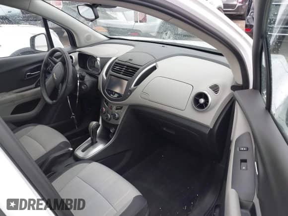 2016 Chevrolet Trax LT z VIN 3GNCJLSB2GL253948, wystawiony jako IAAI lot #43400648 z przebiegiem 96 608 mil mil oraz . Historia ofert i sprzedaży dostępna na DreamBid. Obrazek 5.