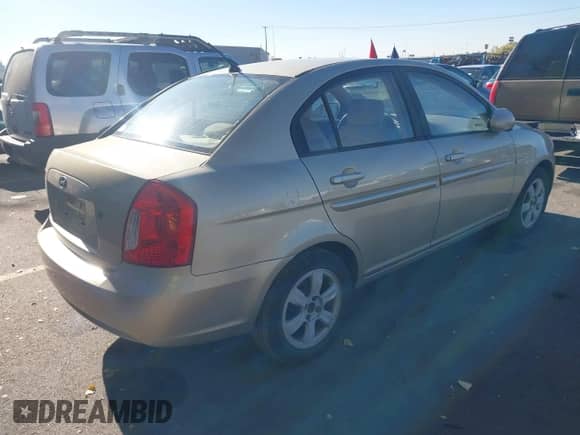 2006 Hyundai Accent GLS z VIN KMHCN46C06U009303, wystawiony jako IAAI lot #43556898 z przebiegiem 186 268 mil mil oraz . Historia ofert i sprzedaży dostępna na DreamBid. Obrazek 4.