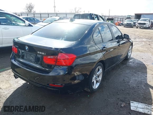 ✅ 2015 BMW 3 Series 328i xDrive • VIN: WBA3B5G56FNS20581 • Lot: 41692014. Wystawiony na IAAI z przebiegiem 196 609 mil. Bezpłatny archiwum sprzedaży aukcyjnych z USA i szczegółowy raport historii pojazdu na DreamBid. Zdjęcie 4.
