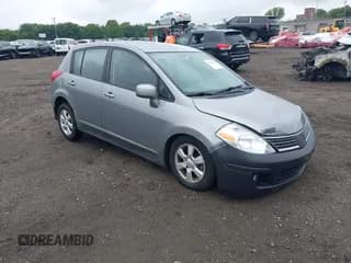 ✅ 2008 Nissan Versa SL • VIN: 3N1BC13E28L413813 • Lot: 43048909. Wystawiony na IAAI z przebiegiem 101 501 mil. Bezpłatny archiwum sprzedaży aukcyjnych z USA i szczegółowy raport historii pojazdu na DreamBid. Zdjęcie 1.