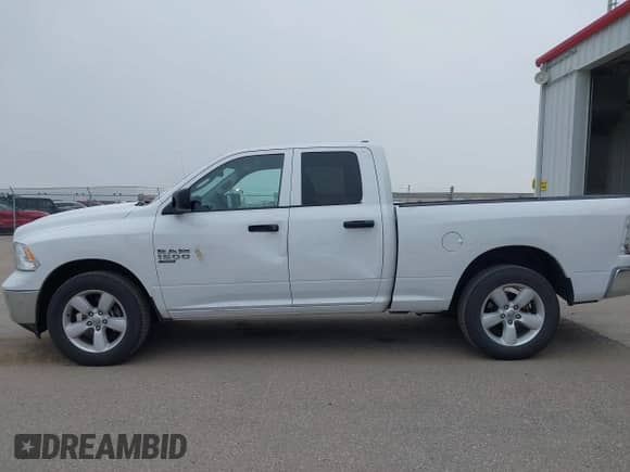 2024 Ram 1500 SLT z VIN 1C6RR7GG3RS157779, wystawiony jako IAAI lot #42488148 z przebiegiem 34 814 mil mil oraz . Historia ofert i sprzedaży dostępna na DreamBid. Obrazek 14.