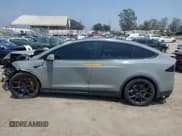 ✅ 2022 Tesla Model X Plaid • VIN: 7SAXCBE60NF351677 • Lot: 42449123. Wystawiony na IAAI z przebiegiem Nie podano. Bezpłatny archiwum sprzedaży aukcyjnych z USA i szczegółowy raport historii pojazdu na DreamBid. Zdjęcie 14.