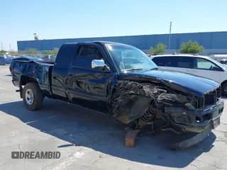 1996 Dodge 1500 z VIN 3B7HF13Z0TM108900, wystawiony jako IAAI lot #42715090 z przebiegiem 40 722 mil mil oraz . Historia ofert i sprzedaży dostępna na DreamBid. Obrazek 1.