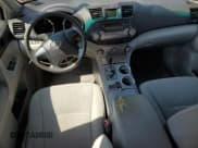 ✅ 2010 Toyota Highlander • VIN: 5TDZA3EH4AS001946 • Lot: 81304025. Wystawiony na Copart z przebiegiem 301 321 mil. Bezpłatny archiwum sprzedaży aukcyjnych z USA i szczegółowy raport historii pojazdu na DreamBid. Zdjęcie 8.