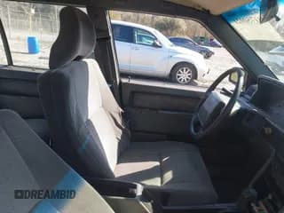 ✅ 1995 Volvo 900 • VIN: YV1JS8314S1209962 • Lot: 41750021. Wystawiony na IAAI z przebiegiem 202 921 mil. Bezpłatny archiwum sprzedaży aukcyjnych z USA i szczegółowy raport historii pojazdu na DreamBid. Zdjęcie 5.