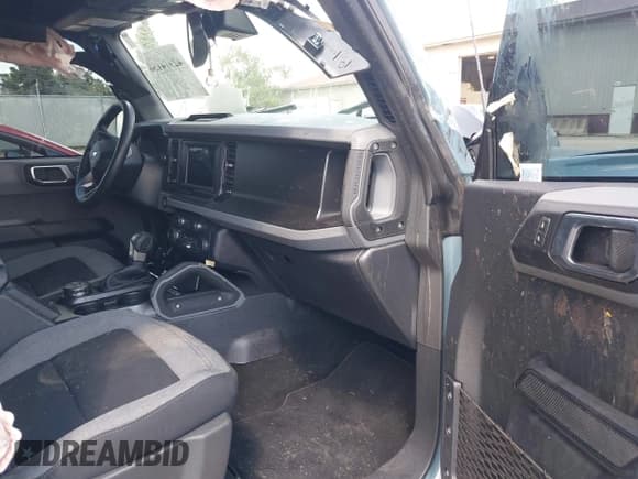 ✅ 2022 Ford Bronco • VIN: 1FMDE5BH8NLB72622 • Lot: 42974136. Wystawiony na IAAI z przebiegiem 17 065 mil. Bezpłatny archiwum sprzedaży aukcyjnych z USA i szczegółowy raport historii pojazdu na DreamBid. Zdjęcie 5.