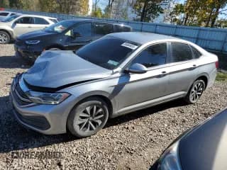✅ 2022 Volkswagen Jetta S • VIN: 3VWCM7BU0NM014833 • Lot: 85684655. Wystawiony na Copart z przebiegiem 53 794 mil. Bezpłatny archiwum sprzedaży aukcyjnych z USA i szczegółowy raport historii pojazdu na DreamBid. Zdjęcie 1.