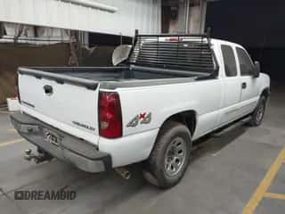 2005 Chevrolet Silverado 1500 Z71 z VIN 1GCEK19ZX5Z288197, wystawiony jako IAAI lot #43477232 z przebiegiem 165 806 mil mil oraz . Historia ofert i sprzedaży dostępna na DreamBid. Obrazek 4.