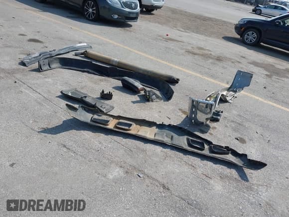 ✅ 2005 Chevrolet Silverado 2500HD Work Truck • VIN: 1GCHK23235F803038 • Lot: 43192366. Wystawiony na IAAI z przebiegiem 266 626 mil. Bezpłatny archiwum sprzedaży aukcyjnych z USA i szczegółowy raport historii pojazdu na DreamBid. Zdjęcie 12.