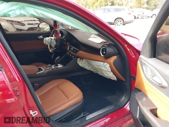 ✅ 2020 Alfa Romeo Giulia Ti • VIN: ZARFANBN6L7634914 • Lot: 43903320. Wystawiony na IAAI z przebiegiem 39 320 mil. Bezpłatny archiwum sprzedaży aukcyjnych z USA i szczegółowy raport historii pojazdu na DreamBid. Zdjęcie 5.