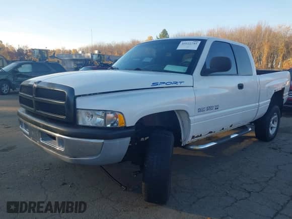 2000 Dodge 1500 z VIN 3B7HF13Z6YM215330, wystawiony jako IAAI lot #43522742 z przebiegiem 192 368 mil mil oraz . Historia ofert i sprzedaży dostępna na DreamBid. Obrazek 2.