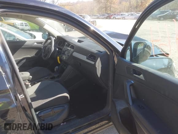 ✅ 2019 Volkswagen Tiguan S • VIN: 3VV0B7AX6KM026893 • Lot: 43550464. Wystawiony na IAAI z przebiegiem 89 653 mil. Bezpłatny archiwum sprzedaży aukcyjnych z USA i szczegółowy raport historii pojazdu na DreamBid. Zdjęcie 5.