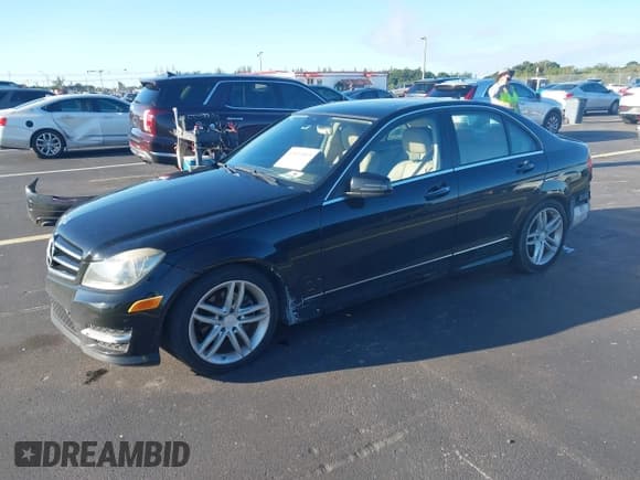 ✅ 2014 Mercedes-Benz C 250 Sport • VIN: WDDGF4HB4ER306668 • Lot: 43431819. Wystawiony na IAAI z przebiegiem 143 016 mil. Bezpłatny archiwum sprzedaży aukcyjnych z USA i szczegółowy raport historii pojazdu na DreamBid. Zdjęcie 2.