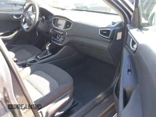 ✅ 2018 Hyundai Ioniq Blue • VIN: KMHC65LC7JU065772 • Lot: 41890880. Wystawiony na IAAI z przebiegiem 83 386 mil. Bezpłatny archiwum sprzedaży aukcyjnych z USA i szczegółowy raport historii pojazdu na DreamBid. Zdjęcie 5.