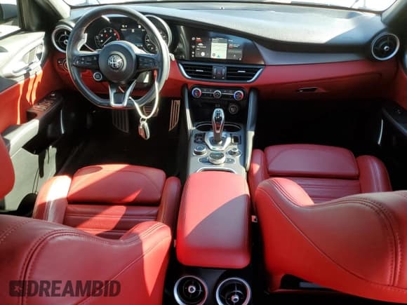 ✅ 2021 Alfa Romeo Giulia Ti Sport • VIN: ZARFAMBN1M7649879 • Lot: 46596065. Wystawiony na Copart z przebiegiem 13 808 mil. Bezpłatny archiwum sprzedaży aukcyjnych z USA i szczegółowy raport historii pojazdu na DreamBid. Zdjęcie 8.