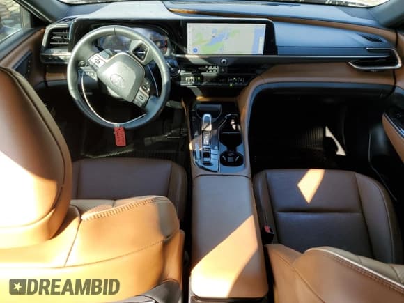 ✅ 2025 Toyota Crown XLE • VIN: JTDACAAJ0S3008450 • Lot: 82568575. Wystawiony na Copart z przebiegiem 53 939 mil. Bezpłatny archiwum sprzedaży aukcyjnych z USA i szczegółowy raport historii pojazdu na DreamBid. Zdjęcie 8.