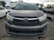✅ 2015 Toyota Highlander XLE • VIN: 5TDKKRFH9FS066850 • Lot: 90701175. Wystawiony na Copart z przebiegiem 110 604 mil. Bezpłatny archiwum sprzedaży aukcyjnych z USA i szczegółowy raport historii pojazdu na DreamBid. Zdjęcie 5.