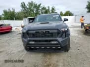 ✅ 2024 Toyota Tacoma SR5 • VIN: 3TMLB5JNXRM072929 • Lot: 71908355. Wystawiony na Copart z przebiegiem 5 305 mil. Bezpłatny archiwum sprzedaży aukcyjnych z USA i szczegółowy raport historii pojazdu na DreamBid. Zdjęcie 13.