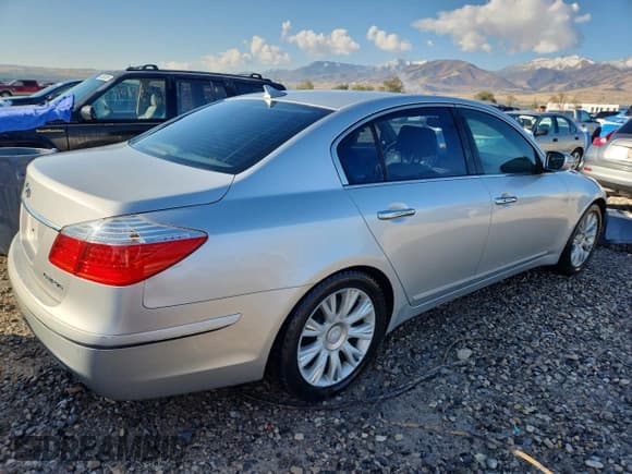 ✅ 2009 Hyundai Genesis • VIN: KMHGC46E89U033684 • Лот: 85355955. Опубликован ранее на Copart с пробегом 221 220 миль. Бесплатный доступ к архиву аукционных продаж из США и подробный отчёт об истории автомобиля на DreamBid. Изображение 3.