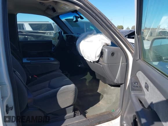 ✅ 2003 Chevrolet Silverado 2500HD LS • VIN: 1GCHK23U13F169243 • Lot: 43764426. Wystawiony na IAAI z przebiegiem 207 587 mil. Bezpłatny archiwum sprzedaży aukcyjnych z USA i szczegółowy raport historii pojazdu na DreamBid. Zdjęcie 5.