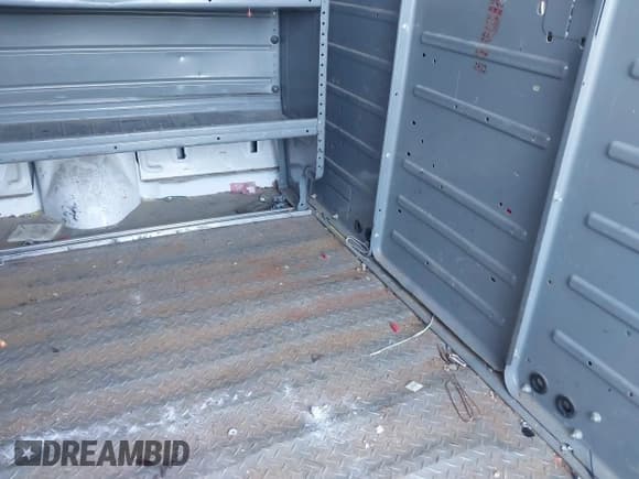 ✅ 2012 Ford Econoline Cargo Commercial • VIN: 1FTNE1EW7CDB34690 • Lot: 43413260. Wystawiony na IAAI z przebiegiem 230 224 mil. Bezpłatny archiwum sprzedaży aukcyjnych z USA i szczegółowy raport historii pojazdu na DreamBid. Zdjęcie 8.