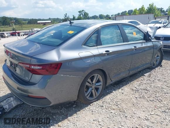 ✅ 2024 Volkswagen Jetta SE • VIN: 3VW7M7BU3RM056100 • Lot: 42993147. Wystawiony na IAAI z przebiegiem Nie podano. Bezpłatny archiwum sprzedaży aukcyjnych z USA i szczegółowy raport historii pojazdu na DreamBid. Zdjęcie 4.