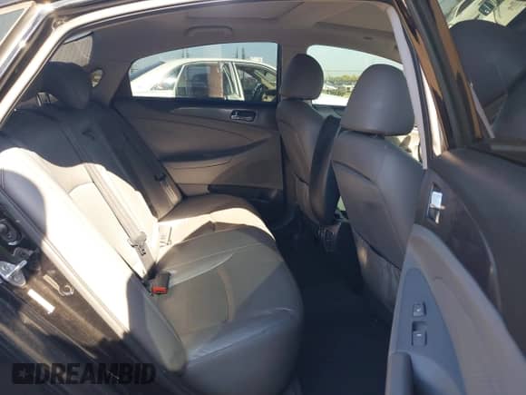 2013 Hyundai Sonata с VIN KMHEC4A45DA070529, выставлен на аукционе IAAI как лот 43594551 с пробегом Не указан миль и . История ставок и продаж доступна на DreamBid. Изображение 8.
