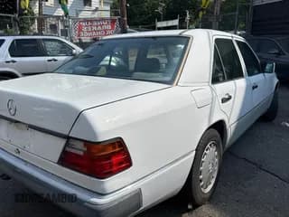 ✅ 1992 Mercedes-Benz 260 • VIN: WDBEA26D0NB615523 • Лот: 64834585. Опубликован ранее на Copart с пробегом 170 142 миль. Бесплатный доступ к архиву аукционных продаж из США и подробный отчёт об истории автомобиля на DreamBid. Изображение 4.