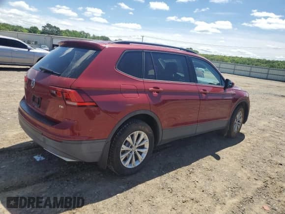✅ 2018 Volkswagen Tiguan S • VIN: 3VV1B7AX5JM044272 • Lot: 52501275. Wystawiony na Copart z przebiegiem 79 977 mil. Bezpłatny archiwum sprzedaży aukcyjnych z USA i szczegółowy raport historii pojazdu na DreamBid. Zdjęcie 3.