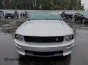 ✅ 2005 Ford Mustang Deluxe • VIN: 1ZVFT80NX55153066 • Lot: 82753745. Wystawiony na Copart z przebiegiem 163 122 mil. Bezpłatny archiwum sprzedaży aukcyjnych z USA i szczegółowy raport historii pojazdu na DreamBid. Zdjęcie 5.