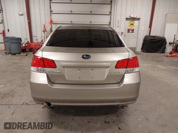 ✅ 2014 Subaru Legacy 2.5i • VIN: 4S3BMCA63E3034215 • Lot: 43552894. Wystawiony na IAAI z przebiegiem 135 351 mil. Bezpłatny archiwum sprzedaży aukcyjnych z USA i szczegółowy raport historii pojazdu na DreamBid. Zdjęcie 16.