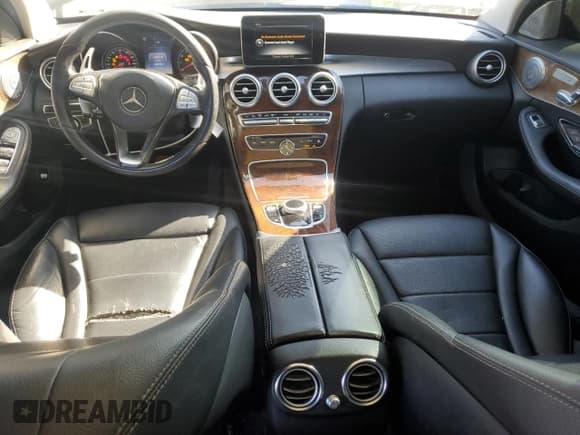 ✅ 2017 Mercedes-Benz C 300 • VIN: WDDWF4JB1HR241496 • Lot: 92507515. Wystawiony na Copart z przebiegiem 136 726 mil. Bezpłatny archiwum sprzedaży aukcyjnych z USA i szczegółowy raport historii pojazdu na DreamBid. Zdjęcie 8.