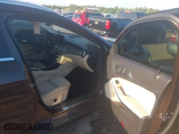 ✅ 2018 Mercedes-Benz GLA 250 • VIN: WDCTG4EB1JJ384189 • Лот: 43147902. Опубликован ранее на IAAI с пробегом 102 426 миль. Бесплатный доступ к архиву аукционных продаж из США и подробный отчёт об истории автомобиля на DreamBid. Изображение 5.