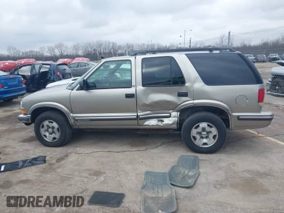 1999 Chevrolet Blazer LT z VIN 1GNDT13W3X2250496, wystawiony jako IAAI lot #42001807 z przebiegiem 210 193 mil mil oraz . Historia ofert i sprzedaży dostępna na DreamBid. Obrazek 14.